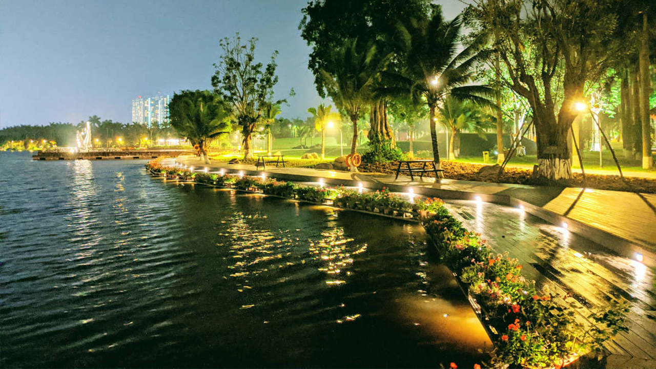 Image of Hung Yen ecopark swan lake park with a large water park and surrounding amenities