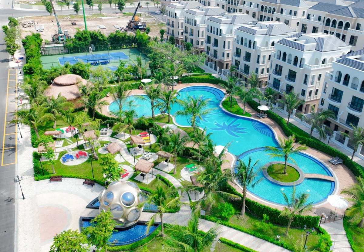 Image of Vinhomes Ocean Park with a large water park and surrounding amenities