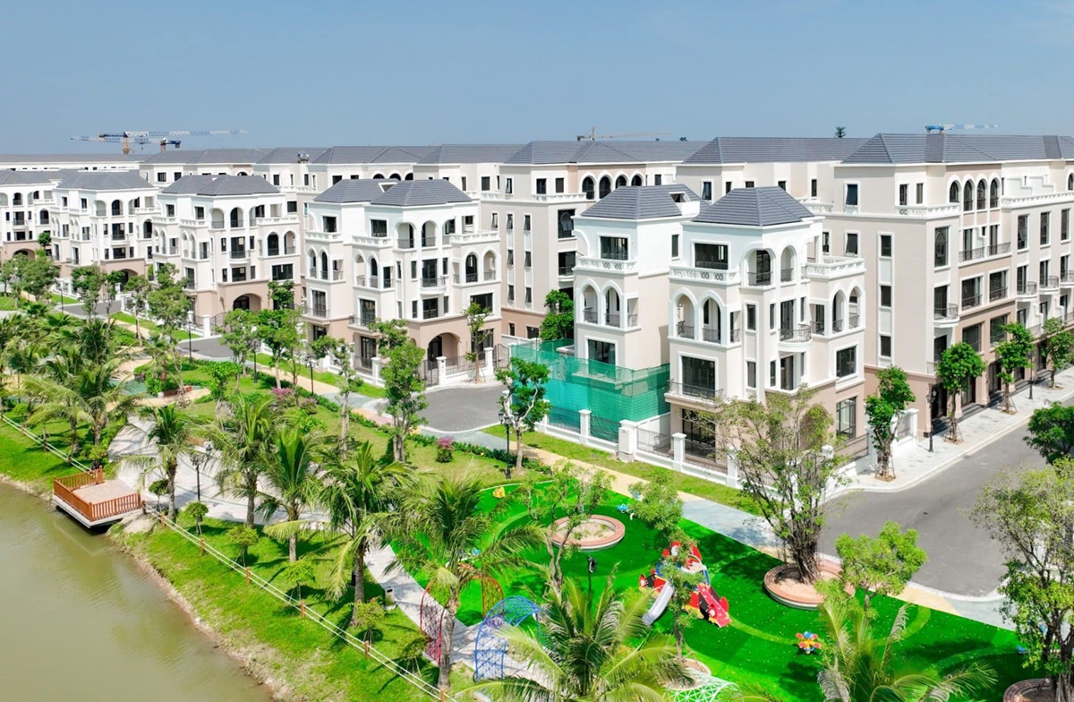 Image of Vinhomes Ocean Park with a large water park and surrounding amenities