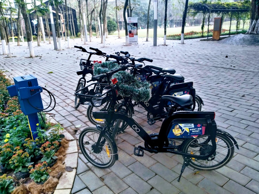 Sử dụng xe đạp để đi lại trong Ecopark