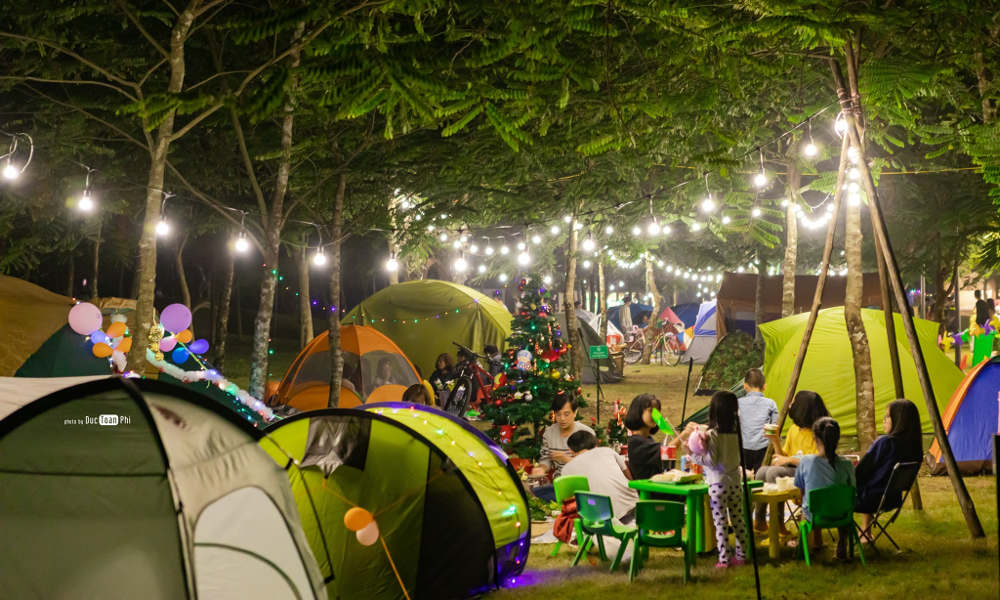 Trải nghiệm cắm trại đêm tại Ecopark của các gia đình
